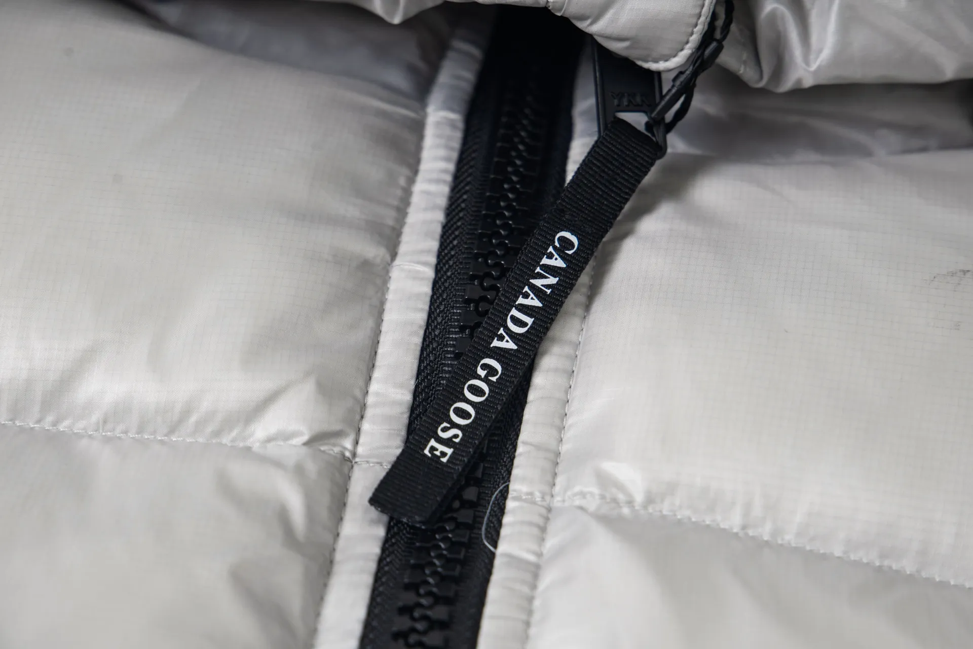 P780 Canada Goose New Puff Couple Style Hooded Down Jacket 1️⃣The fabric is made of recycled Feather-Light tear-resistant fabric, which is ultra-light and has no weight-bearing feeling on the upper body. The unique black label highlights the temperament. The interior is filled with white duck down, making the upper body very light and comfortable! 2️⃣It is very youthful and energetic, and can be easily worn by both men and women. It is very in line with the fashion aesthetic concepts of today's young people! 3️⃣ A full set of customized accessories, complete with three standards, same style for men and women, a must-have for couples. Size: S-XXL